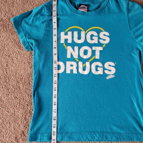 Local Celebrity Hugs Not Drugs Size Medium - Picture 3 of 11
